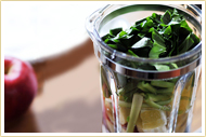 胃が圧迫されて小食になってしまったら、手軽に栄養が摂れる野菜ジュースを作って飲むといいわ。